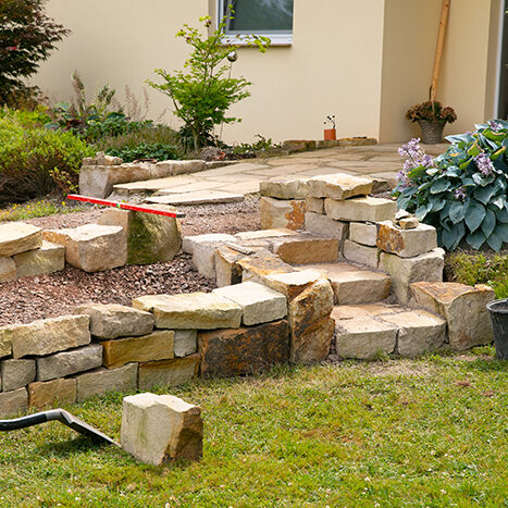 Pierres disposées en vue d'un enrochement de jardin (jardinières)